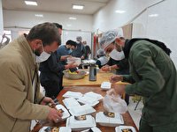 به همت گروه‌های جهادی؛  توزیع هزار و ۴۰۰ پرس غذا بین نیازمندان 