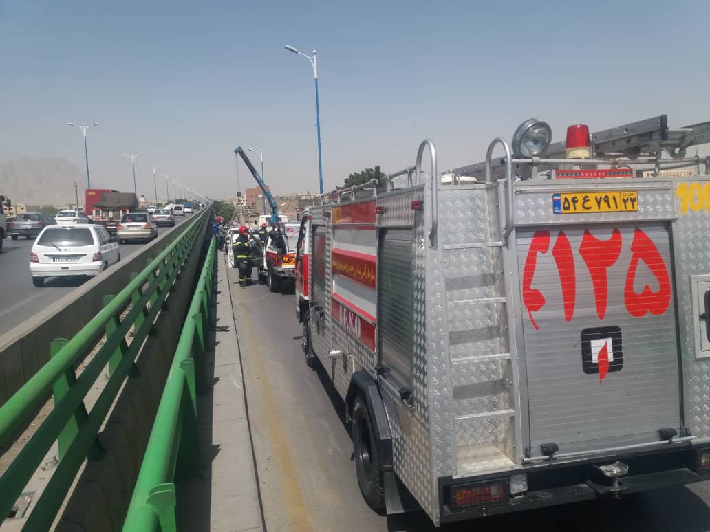 با تلاش آتش نشانان اصفهانی نجات راننده از پژو ۲۰۶ واژگون شده در اصفهان