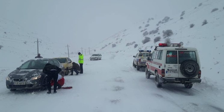 گرفتار شدن ۲۰۰ خودرو در برف و کولاک