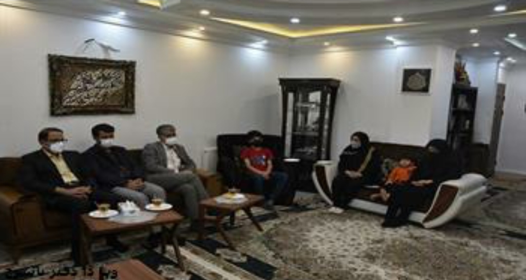 دیدار سرپرست دانشگاه علوم پزشکی یاسوج و جمعی از مسئولین دانشگاهی با خانواده شهید مدافع سلامت مرحوم دکتر محمد زارعی