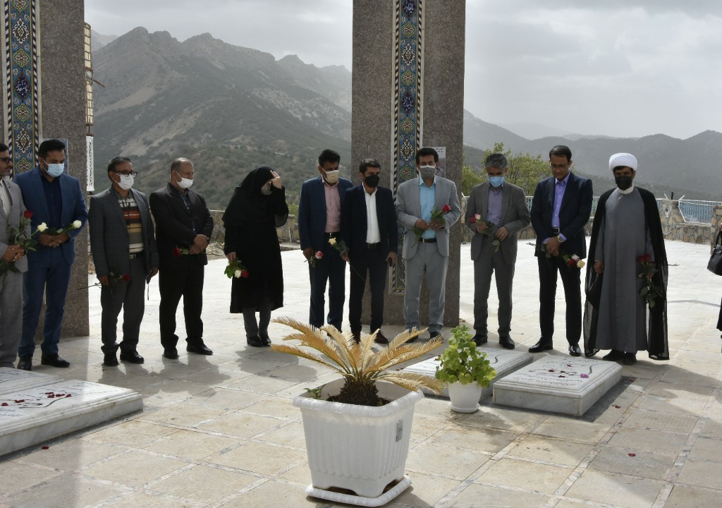 ادای احترام سرپرست دانشگاه علوم پزشکی استان به مقام شامخ شهدای گمنام یاسوج در دومین روز از هفته سلامت+عکس ادای احترام سرپرست دانشگاه علوم پزشکی استان به مقام شامخ شهدای گمنام یاسوج در دومین روز از هفته سلامت+عکس